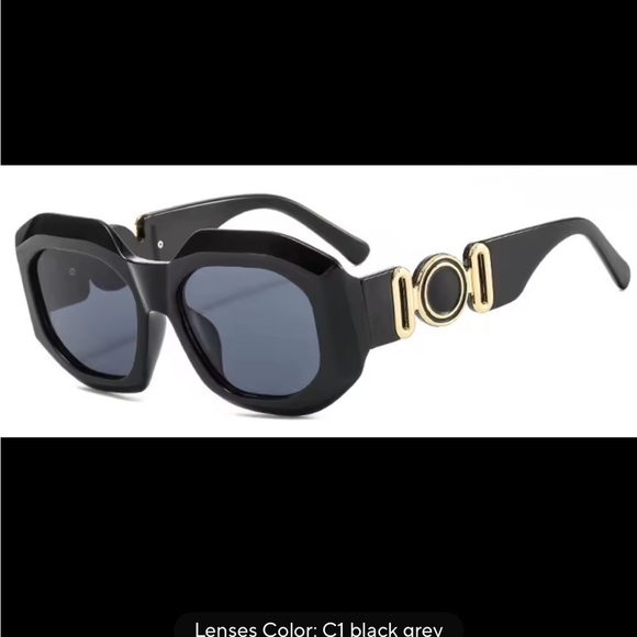 Black Octagonal Sunglasses with Chunky Frame
0401